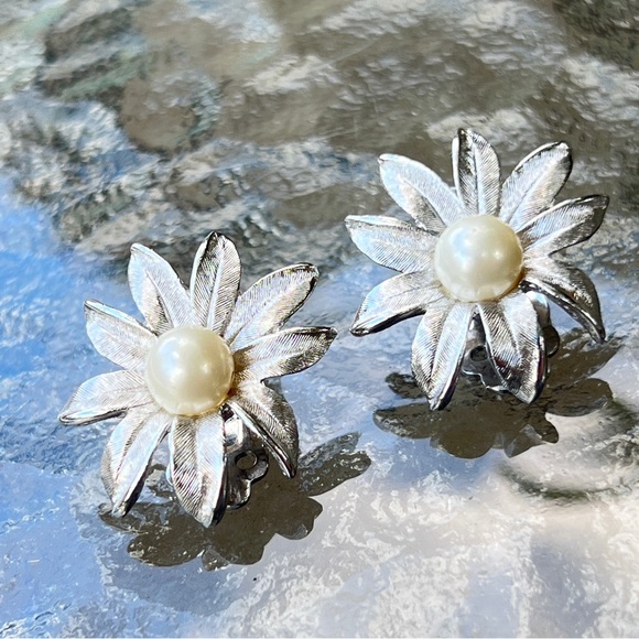 VINTAGE 50s Flower and Faux Pearl Clip Earrings by Judy Lee  Private Collection - Picture 3 of 8